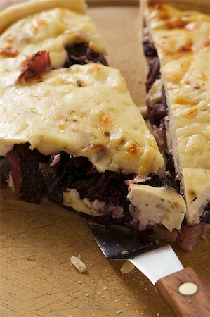 simsearch:659-01847395,k - Radicchio tart, partly sliced (Veneto) Foto de stock - Sin royalties Premium, Código: 659-01847057