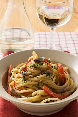 simsearch:659-01847164,k - Spaghetti with anchovies and peppers Foto de stock - Sin royalties Premium, Código: 659-01847104