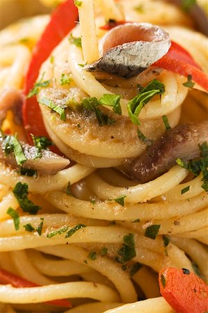 Spaghetti with anchovies and peppers (close-up) Foto de stock - Sin royalties Premium, Código: 659-01847105