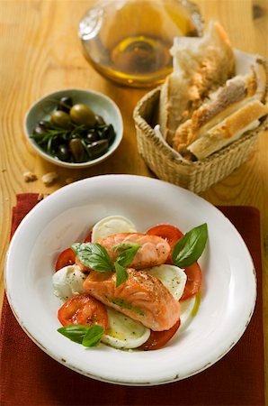 simsearch:659-03533888,k - Tomatoes with mozzarella, salmon and basil Foto de stock - Sin royalties Premium, Código: 659-01847128