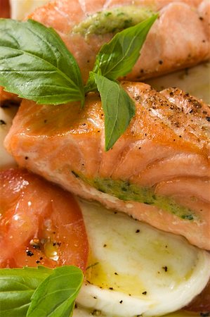 simsearch:659-01854877,k - Tomatoes with mozzarella, salmon and basil (detail) Fotografie stock - Premium Royalty-Free, Codice: 659-01847131