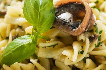 spiral noodle - Fusilli aux sardines et basilic (gros plan) Photographie de stock - Premium Libres de Droits, Code: 659-01847165