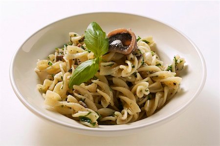 spiral noodle - Fusilli aux sardines et au basilic Photographie de stock - Premium Libres de Droits, Code: 659-01847166