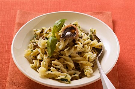 spirelli - Fusilli with sardines and basil Stock Photo - Premium Royalty-Free, Code: 659-01847167