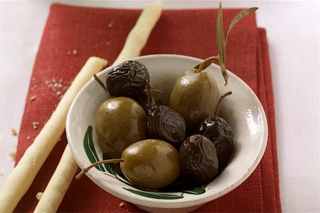 simsearch:659-01843766,k - Black and green olives with grissini Stock Photo - Premium Royalty-Free, Code: 659-01847174