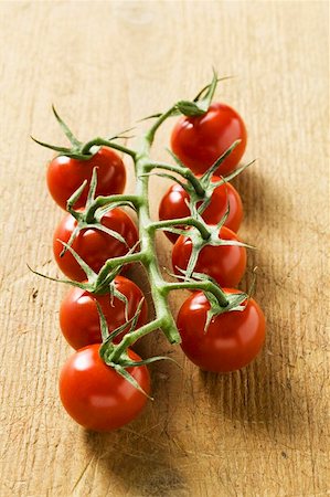 simsearch:659-01848974,k - Cherry tomatoes on wooden background Foto de stock - Royalty Free Premium, Número: 659-01847177