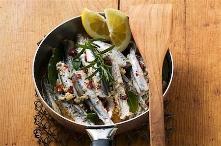 Fried anchovies with dried tomatoes (Calabria) Foto de stock - Sin royalties Premium, Código: 659-01847170