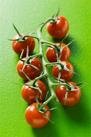 simsearch:659-01848974,k - Cherry tomatoes on green background Foto de stock - Royalty Free Premium, Número: 659-01847180