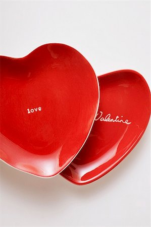 simsearch:659-01846420,k - Des plaques rouges en forme de coeur avec les mots être mon amour & de Saint-Valentin Photographie de stock - Premium Libres de Droits, Code: 659-01847205