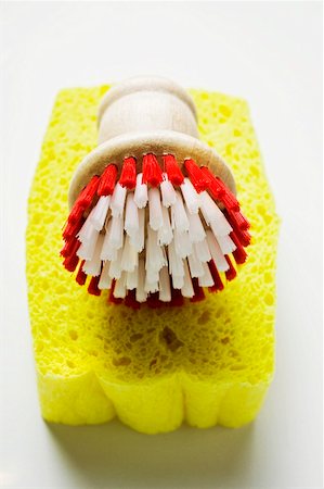 simsearch:659-01845965,k - Éponge et brosse Photographie de stock - Premium Libres de Droits, Code: 659-01847216