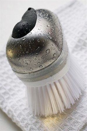simsearch:659-01845965,k - Badigeonner les gouttes d'eau et torchon Photographie de stock - Premium Libres de Droits, Code: 659-01847219