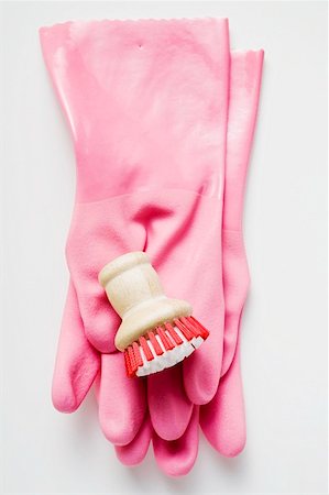 simsearch:659-01847217,k - Gants de caoutchouc rose et brosse Photographie de stock - Premium Libres de Droits, Code: 659-01847210