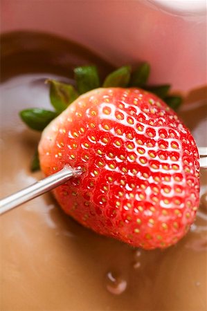 fondue (mets) - Fondue au chocolat aux fraises sur une fourchette à fondue Photographie de stock - Premium Libres de Droits, Code: 659-01847228