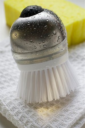 simsearch:659-01845965,k - Badigeonner les gouttes d'eau, torchon et éponge Photographie de stock - Premium Libres de Droits, Code: 659-01847220