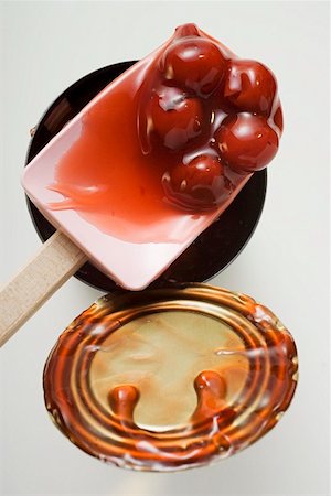 simsearch:659-03534855,k - Cherry pie filling on spatula above tin Stock Photo - Premium Royalty-Free, Code: 659-01847240