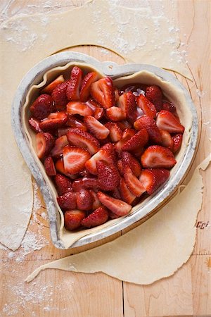 Heart-shaped strawberry pie, unbaked Fotografie stock - Premium Royalty-Free, Codice: 659-01847241