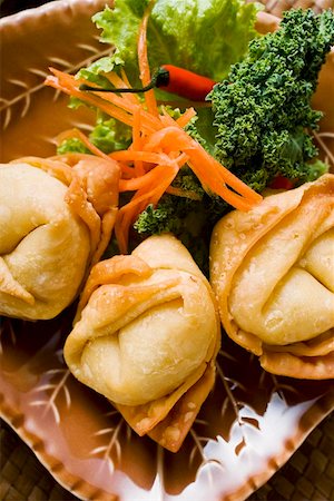 simsearch:659-01847271,k - Deep-fried wontons with salad Stock Photo - Premium Royalty-Free, Code: 659-01847268