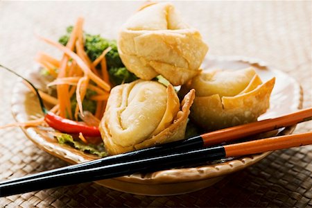 Deep-fried wontons with salad Stock Photo - Premium Royalty-Free, Code: 659-01847275