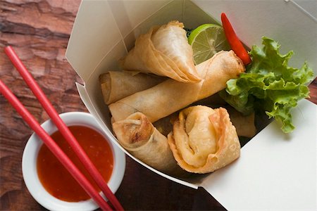 popovers - Deep-fried wontons and spring rolls to take away Stock Photo - Premium Royalty-Free, Code: 659-01847287