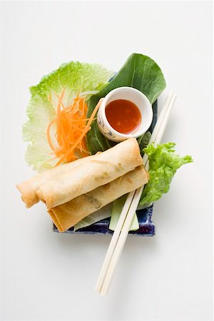 simsearch:659-01847948,k - Frühlingsrollen auf Salat mit Süß-saurer Sauce (Thailand) Stockbilder - Premium RF Lizenzfrei, Bildnummer: 659-01847297