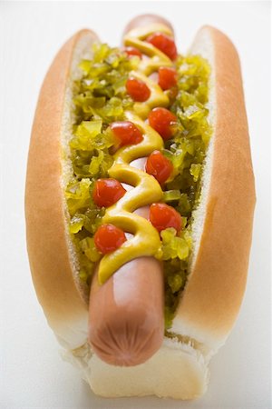 simsearch:659-03529560,k - Hot dog with relish, mustard and ketchup Foto de stock - Sin royalties Premium, Código: 659-01847321