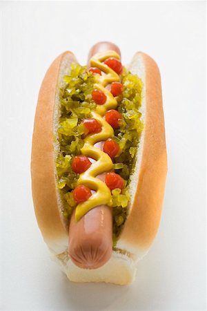 Hot-Dog avec relish, moutarde et ketchup Photographie de stock - Premium Libres de Droits, Code: 659-01847322