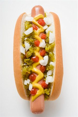 simsearch:659-01859172,k - Hot dog with relish, mustard, ketchup and onions Foto de stock - Sin royalties Premium, Código: 659-01847323