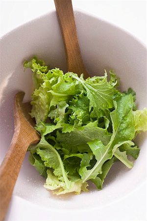 simsearch:659-03532848,k - Mixed salad leaves in bowl with salad servers Foto de stock - Sin royalties Premium, Código: 659-01847357