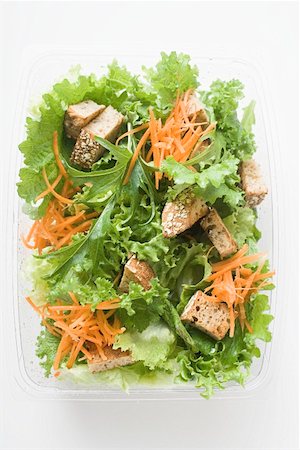 simsearch:659-01862916,k - Feuilles de salade aux carottes et croûtons dans boîte à emporter Photographie de stock - Premium Libres de Droits, Code: 659-01847360