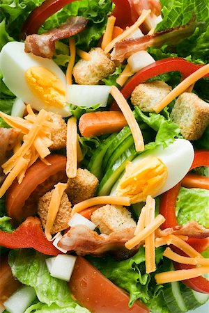 simsearch:659-03532848,k - Salad leaves with vegetables, egg cheese, bacon and croutons Foto de stock - Sin royalties Premium, Código: 659-01847379