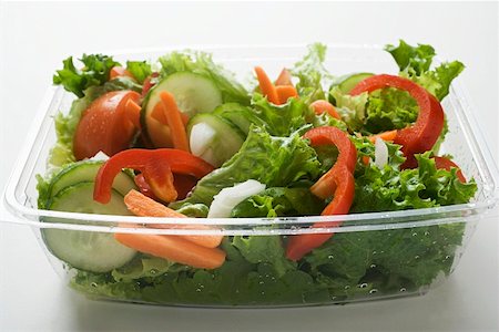 simsearch:659-01862916,k - Les feuilles de salade avec concombre, tomates, carottes, poivrons à emporter Photographie de stock - Premium Libres de Droits, Code: 659-01847372