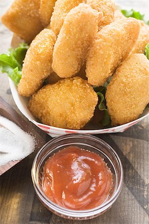 simsearch:659-01847943,k - Chicken Nuggets in cardboard dish ketchup, salt Stock Photo - Premium Royalty-Free, Code: 659-01847446