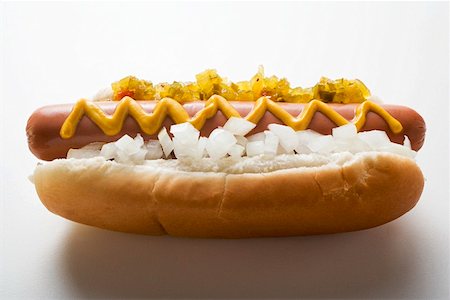 Hotdog mit Würze, Senf und Zwiebeln Stockbilder - Premium RF Lizenzfrei, Bildnummer: 659-01847475