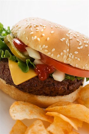 simsearch:659-01847504,k - Cheeseburger with potato crisps Stock Photo - Premium Royalty-Free, Code: 659-01847495