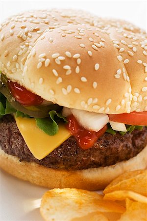 simsearch:659-01847504,k - Cheeseburger with potato crisps Stock Photo - Premium Royalty-Free, Code: 659-01847499