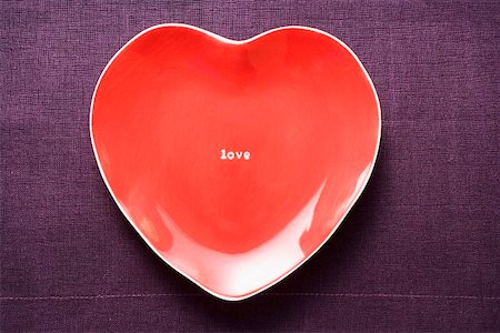 simsearch:659-01847217,k - Plaque rouge en forme de coeur pour la Saint Valentin Photographie de stock - Premium Libres de Droits, Code: 659-01847503