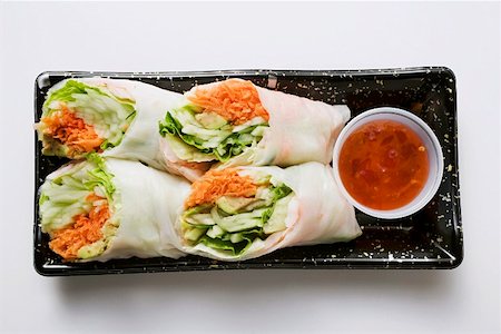 simsearch:659-06153313,k - Rouleaux de printemps vietnamiens avec sauce chili à emporter Photographie de stock - Premium Libres de Droits, Code: 659-01847514