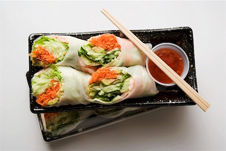 Vietnamese spring rolls with chili sauce to take away Fotografie stock - Premium Royalty-Free, Codice: 659-01847515