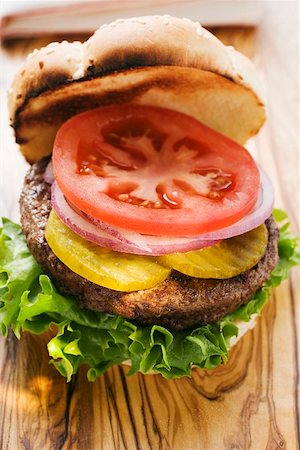 Home-made hamburger avec oignons cornichons, tomates Photographie de stock - Premium Libres de Droits, Code: 659-01847524