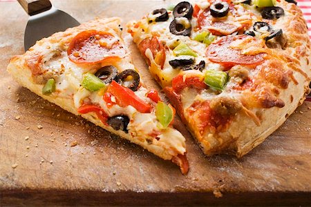 Pepperoni pizza with peppers and olives Stock Photo - Premium Royalty-Free, Code: 659-01847565