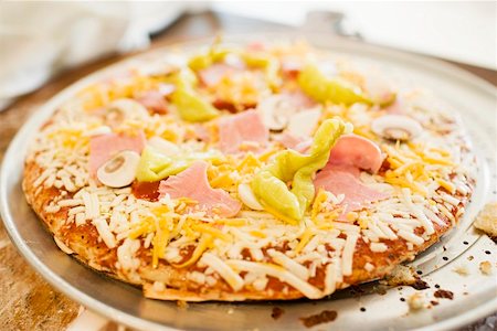 simsearch:659-06152627,k - Pizza with ham, mushrooms, peppers and cheese Fotografie stock - Premium Royalty-Free, Codice: 659-01847569