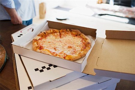 simsearch:659-01847594,k - Pizza Margherita in pizza box Stock Photo - Premium Royalty-Free, Code: 659-01847579