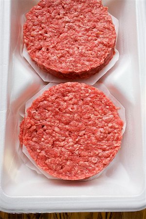 polystyrène - Burgers crus des hamburgers dans un emballage Photographie de stock - Premium Libres de Droits, Code: 659-01847617