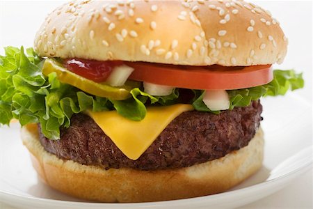 simsearch:659-01847504,k - Cheeseburger with tomato, onions and gherkin Stock Photo - Premium Royalty-Free, Code: 659-01847654