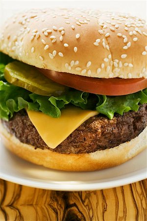 simsearch:659-01847504,k - Cheeseburger with tomato and gherkin Stock Photo - Premium Royalty-Free, Code: 659-01847650