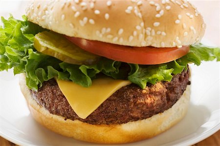 simsearch:659-01847504,k - Cheeseburger with tomato and gherkin Stock Photo - Premium Royalty-Free, Code: 659-01847651