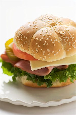 simsearch:659-01847813,k - Ham, cheese, tomato and gherkin in sesame roll Foto de stock - Sin royalties Premium, Código: 659-01847723