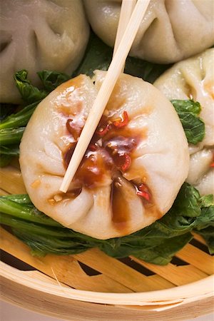 Filled yeast dumplings with hoisin sauce on pak choi (Thailand) Foto de stock - Sin royalties Premium, Código: 659-01847841
