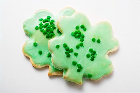 simsearch:633-01274985,k - Shamrock biscuits with green icing for St. Patrick's Day Foto de stock - Sin royalties Premium, Código: 659-01847852