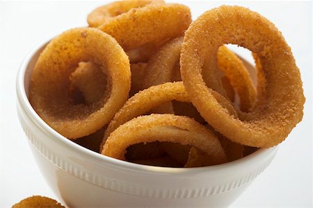 Deep-fried onion rings in white bowl Foto de stock - Sin royalties Premium, Código: 659-01847903